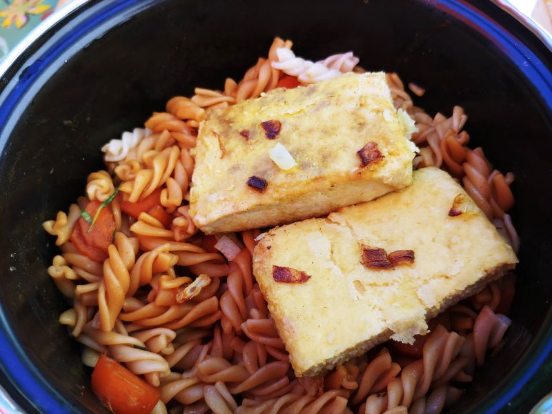 Dinkel Spirelli mit Möhren, Miso und Tofu